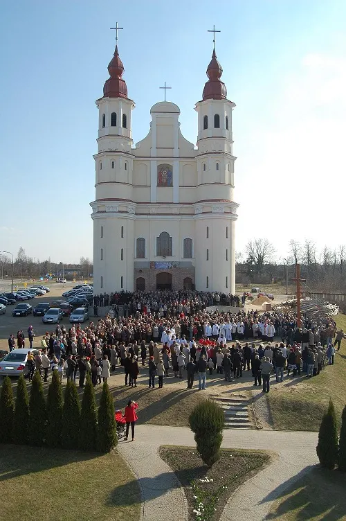 Kościół Rzymskokatolicki Sanktuarium pw. Świętej Rodziny, Rybienko Nowe